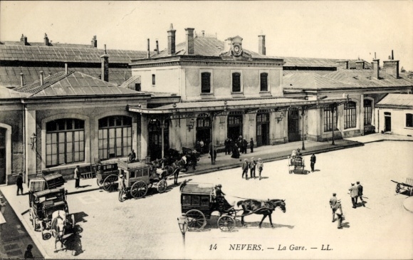 Postcard Nevers Nièvre, train station, carriage