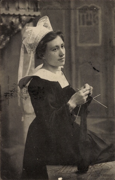 Postcard Pont Aven, woman in Breton costume knitting