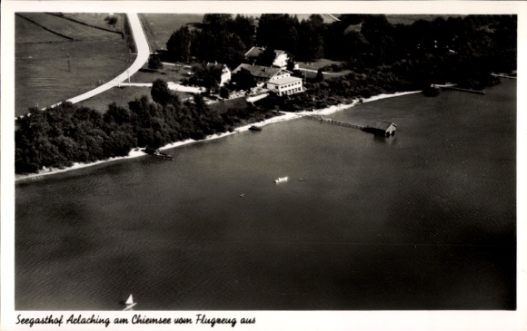 KP Prien am Chiemsee Górna Bawaria, widok z lotu ptaka Seegasthof Aclaching, pensjonat, plaża, brzeg