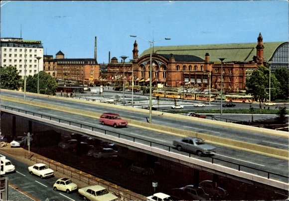 Ak Hansestadt Bremen, Bahnhof, Straßenansicht, rote Backsteingebäude, Autos auf der Straße