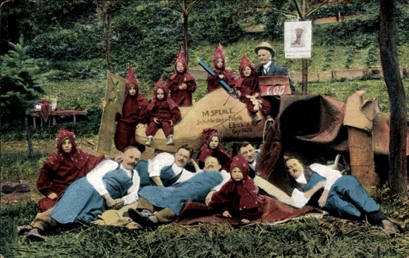 Ak Döbeln in Sachsen, Familie in roten Anzügen, Kinder, Schuhmacher-Innung, Riesen-Stiefel