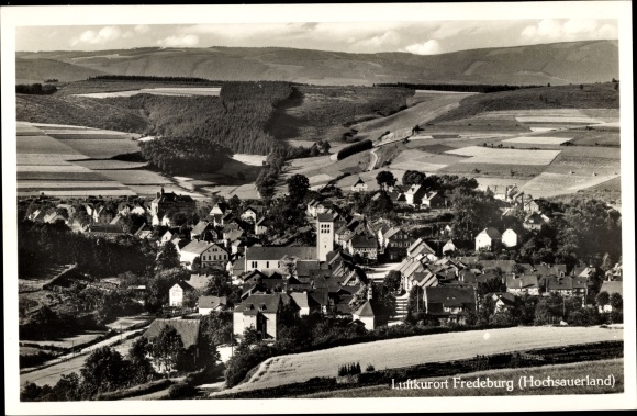 Ak Bad Fredeburg Schmallenberg im Sauerland, Blick auf den Ort, Felder