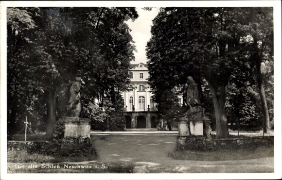 Ak Neschwitz in Sachsen, Altes Schloss, Bäume, Skulpturen, idyllische Umgebung