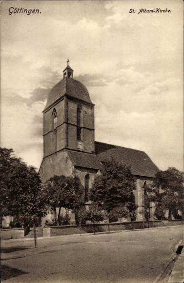 Ak Göttingen in Niedersachsen, St. Albani-Kirche, Bäume, Straße