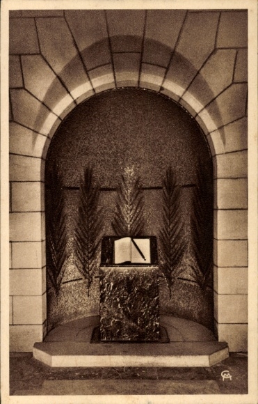 Postcard Verdun Meuse, crypt with book, palm trees, monument, architecture
