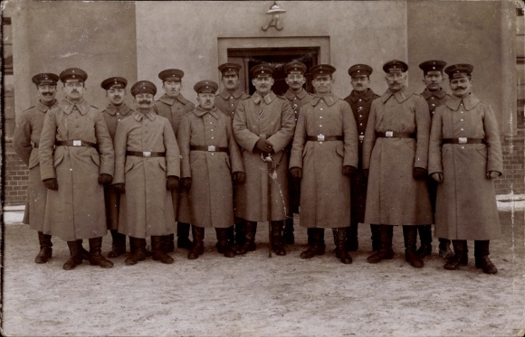 Ak Zschornewitz bij Brehna, groepsfoto van soldaten voor een kazerne.