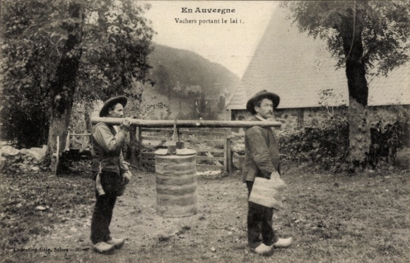CPA Auvergne, Vachers portant le lait