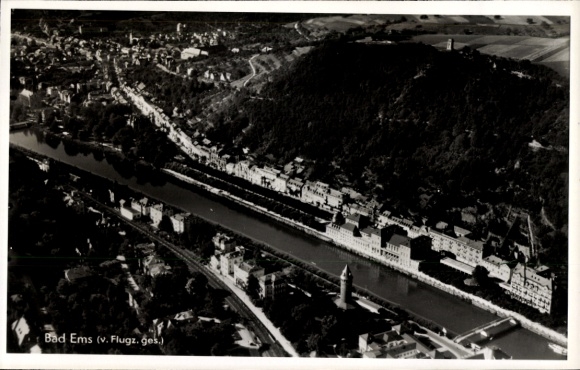 Ak Bad Ems an der Lahn, Luftaufnahme von  Fluss, Gebäude, Berge