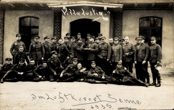 Photo Postcard Schloss Neuhaus Paderborn in Westphalia, Sennelager, Wehrmacht soldiers in uniform