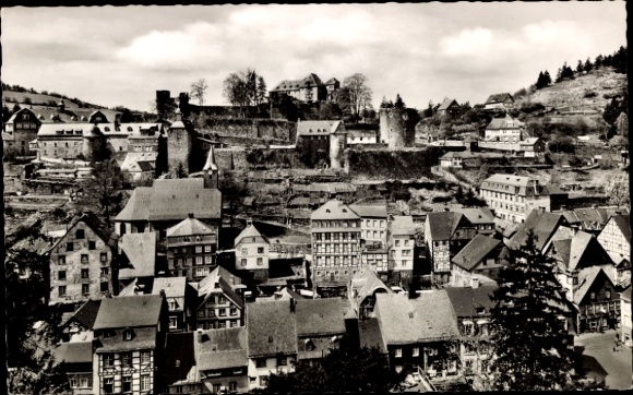 KP Monschau Montjoie w górach Eifel, fotografia czarno-biała, widok na miasto, domy, zamek, Eif