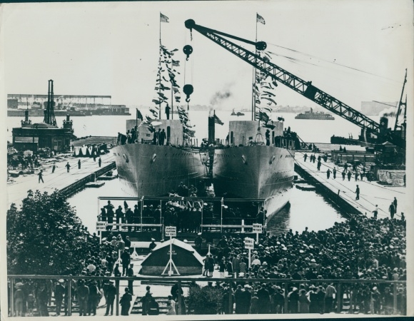 Foto Kriegsschiffe US Navy, Zerstörerzwillinge Case, Conyngham, Stapellauf, Werft Charlestown Boston