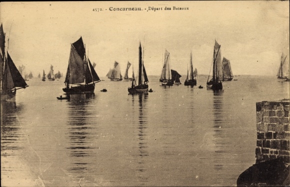 Postcard Concarneau Finistère, Departure of the boats