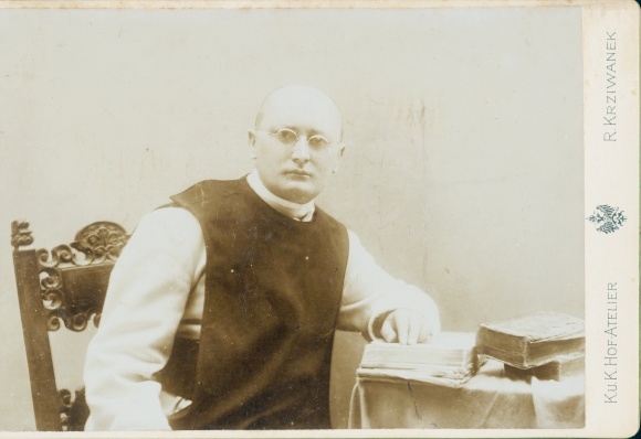 Cabinet Photo Vienna 7. New building Austria, portrait of opera singer Franz Czasta, The Subprior