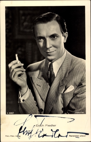 Postcard actor Erich Fiedler, portrait with cigarette, autograph
