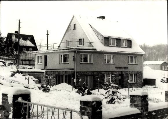Postcard Radeburg in Saxony, residential building in the snow