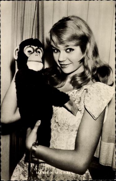 Postcard Actress Marion Michael, Portrait, Chimpanzee Soft Toy