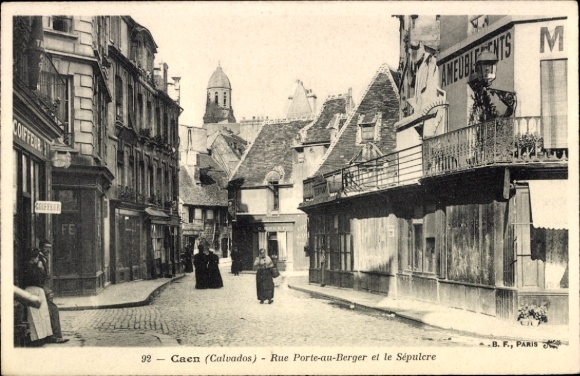 Ak Caen Calvados, Straße in   Gebäude, Menschen in alten Kleidern, Werbung