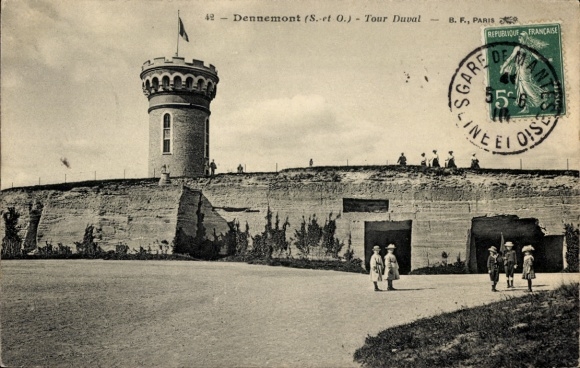 Postcard Dennemont Yvelines, tower, people
