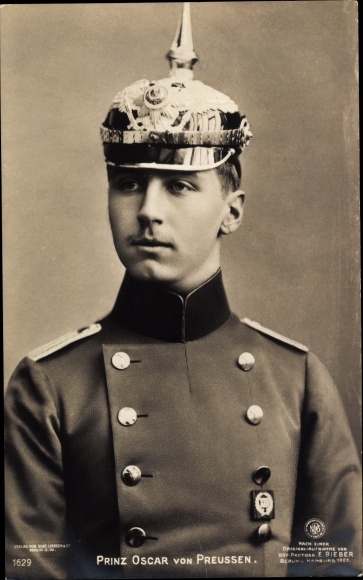Postcard Oskar Prince of Prussia, portrait in uniform with spiked helmet