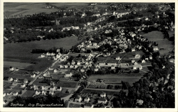 Ak Dachau in Oberbayern, Luftaufnahme von  viele Wohnhäuser, grüne Flächen, Waldgebiete