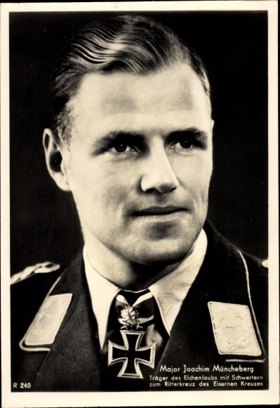 KP odznaczony Krzyżem Kawalerskim majora Luftwaffe Joachima Müncheberga, liście dębu z mieczami