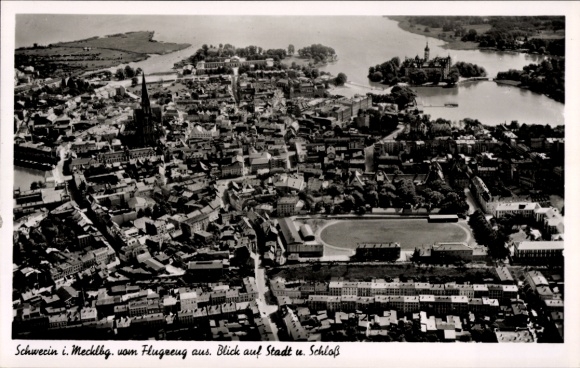 Ak Schwerin in Mecklenburg, Blick auf  Stadt und Schloss, Flugzeugaufnahme