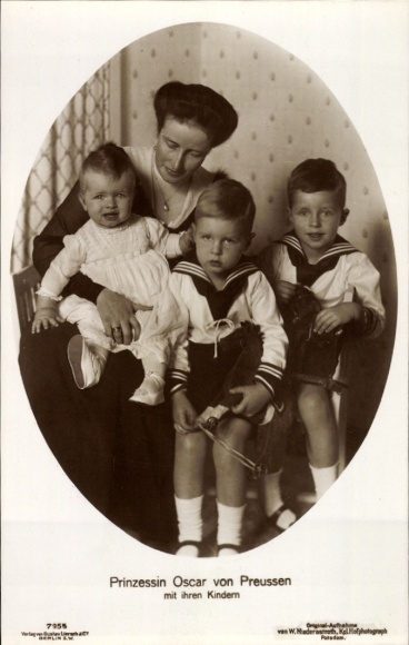 Postcard Princess Oskar of Prussia, Countess Ina Marie von Bassewitz, children, portrait