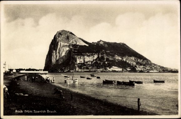 Gibraltar, rotsen van de Spaanse kust, boten in het water, strand, mensen