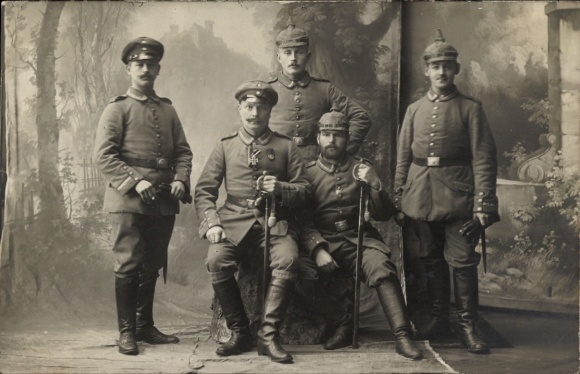 Photo Postcard Lodz, German soldiers in uniform, group photo, spiked helmet