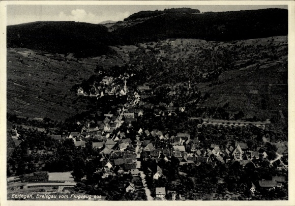 Ak Ebringen im Breisgau, Luftaufnahme von  Breisgau, landschaftliche Ansicht,  Atmosphäre