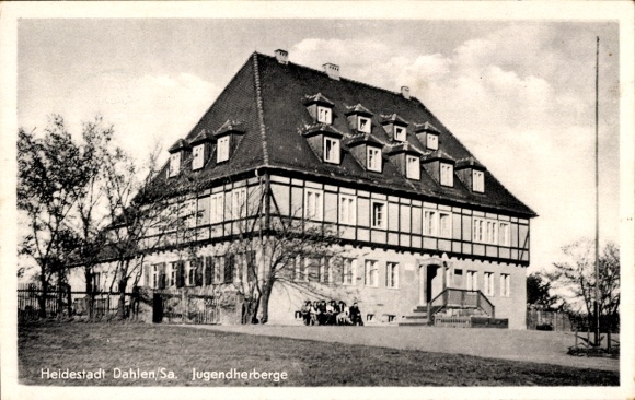 Ak Dahlen in Sachsen, Jugendherberge,  Architektur, Bäume und Wiese im Vordergrund