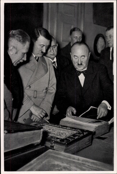 Collection picture no. 97 Adolf Hitler is shown treasures from the Bavarian State Library