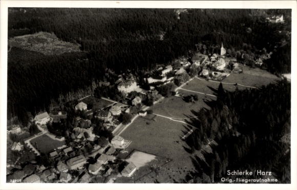 Ak Schierke Wernigerode am Harz, Fliegeraufnahme des Ortes, Kirche, Wald