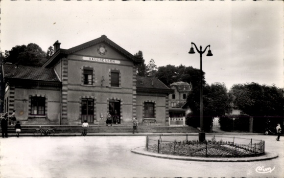 Ak Vaucresson Hauts de Seine, Bahnhof   Architektur, Radfahrer, Menschen