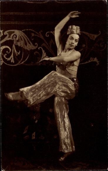 Photo dancer in costume, portrait