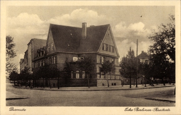 Postcard Diemitz Halle an der Saale, corner of Berliner Reciteste, s buildings, trees, former tobacco shop