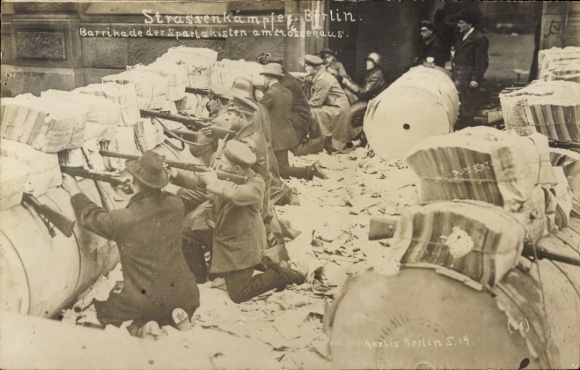 Foto Ak Berlin Mitte, Straßenkämpfe, Spartakisten in der Schützenstraße, Barrikade aus Zeitungen
