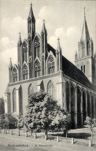 Ak Neubrandenburg in Mecklenburg, St. Marienkirche