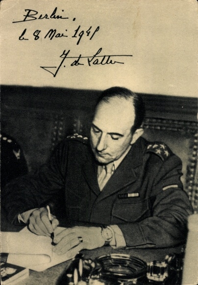 Maksymalny generał KP Jean de Lattre de Tsigny, portret w mundurze przy biurku