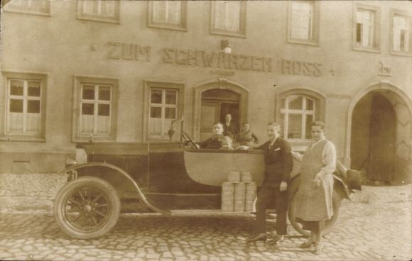Foto Ak Elstra in der Oberlausitz Sachsen, Gasthaus Zum schwarzen Ross, Automobil Elite, Gruppenbild