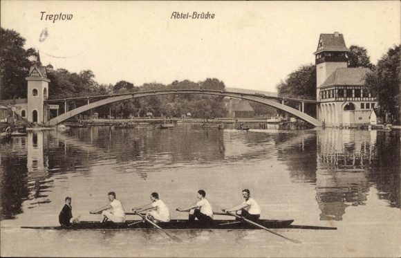 Ak Berlin Treptow, Ruderboot auf dem Wasser, Abtei-Brücke, historische Architektur