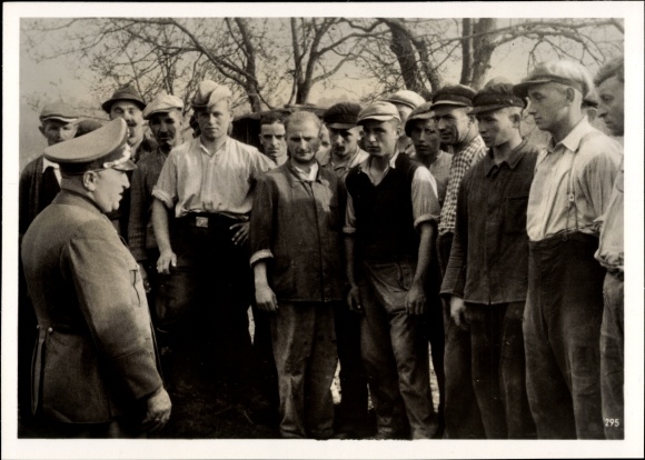 Photo H. Hoffmann, Reichsorganisationsleiter Dr. Ley in conversation with DAF workers, October 1939