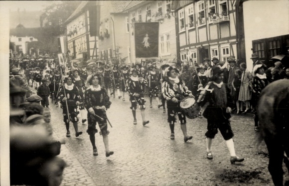 Photo Postcard Mengeringhausen Bad Arolsen Hessen, street festival, riflemen's parade