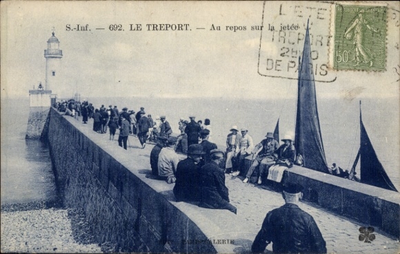 Ak Le Tréport Seine Maritime, Le TREPORT. Au repos sur la jetée