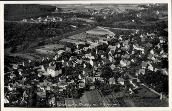 Ak Rückersdorf in Mittelfranken, Luftaufnahme von Rückersdorf, Häuser, Landschaft, Zuglinie