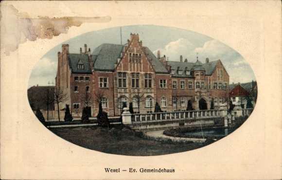 Ak Wesel am Niederrhein, Ev. Gemeindehaus, alte Architektur, Bäume, Wasser, Wolken, Gebäudekom...