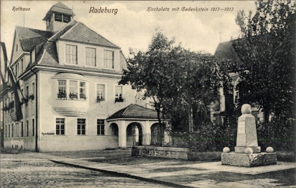 Postcard Radeburg in Saxony, town hall, church square, memorial stone 1813-1913