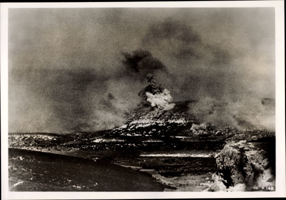Photo Heinrich Hoffmann, German bombing on positions on the Sapun Heights, June 1942