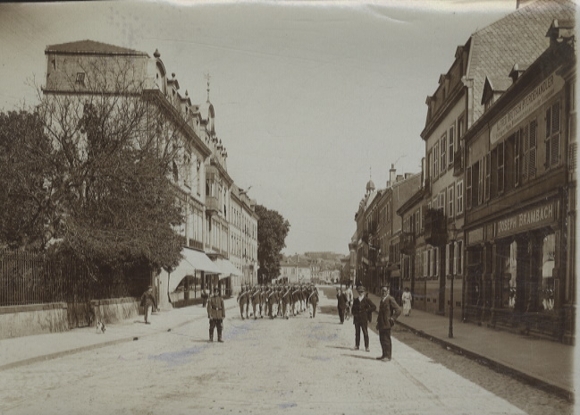 Original Foto Saarburg in Lothringen, Französische Vorstadt, Soldaten in Uniform, um 1900