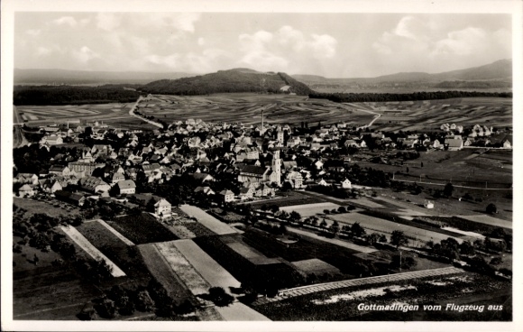 Ak Gottmadingen im Hegau, Luftaufnahme von  idyllische Landschaft,  Gebäude